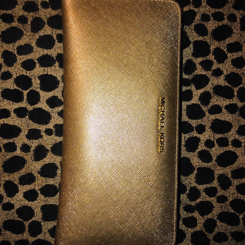 Michael Kors Jet set wallet.